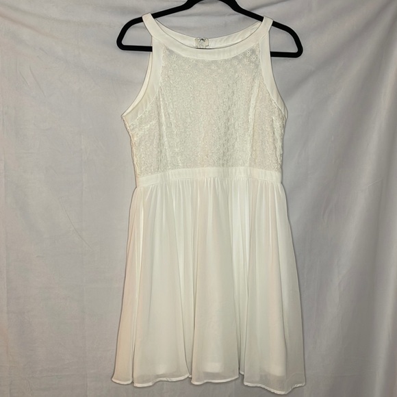 Mi Ami WHITE FLOWER EMBROIDERED CHIFFON DRESS (L) - Picture 1 of 6